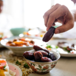 Hukum Buka Puasa dengan yang Manis